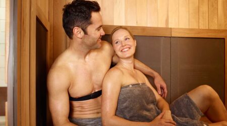 Un couple fait une séance de sauna.
