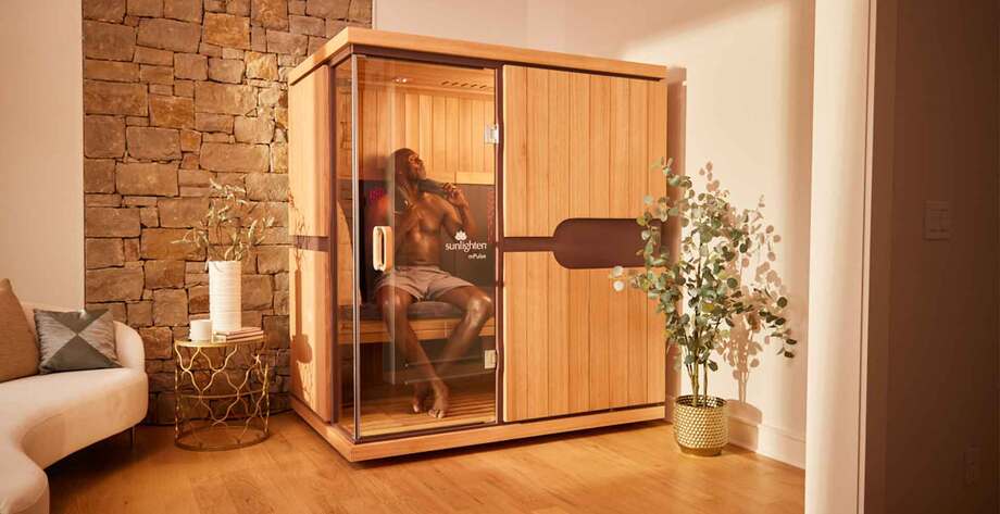 Un homme est installé dans un sauna infrarouge de belle qualité. 