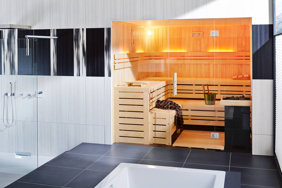 Un sauna avec de grandes surfaces vitrées est installé dans une salle de bain contemporaine 