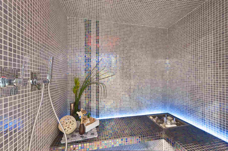 Intérieur d'un hammam recouvert de mosaïque 