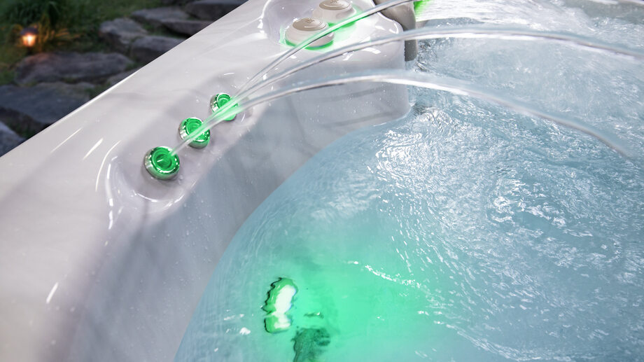 Zoom sur l'eau d'un spa éclairée par des lumières vertes (chromothérapie)