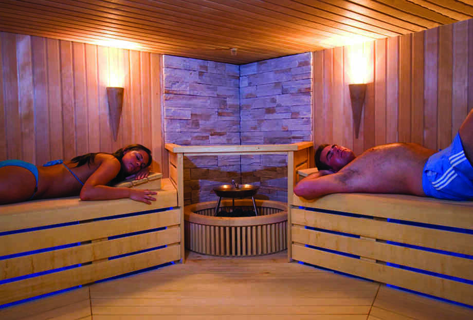 Deux personnes se détendent dans un sauna en toute intimité. 