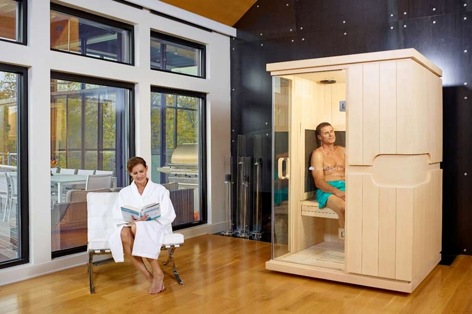 Un homme est installé dans un sauna infrarouge. Les séances de saunas permettraient de diminuer l'inflammation dans le corps. 