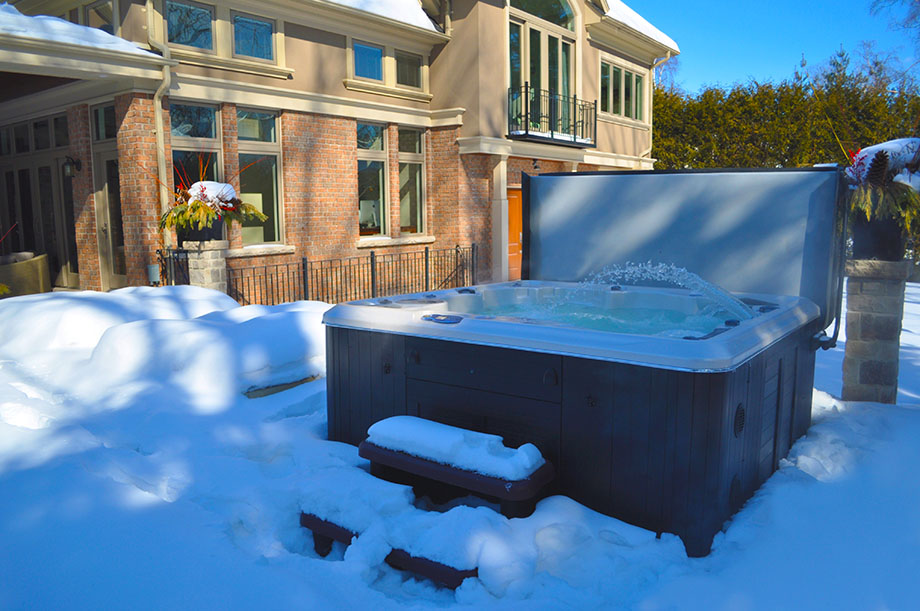 Hivernage spa : un spa portable est installé dans un espace recouvert de neige. 