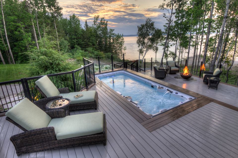 Spa de nage encastré dans une terrasse en bois