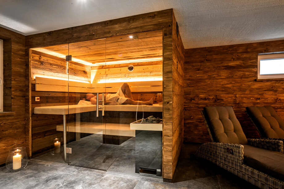 Un homme bénéficie des bienfaits pour la santé de la chaleur sèche en utilisant un sauna traditionnel. 