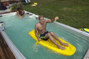 spa de nage contre piscine