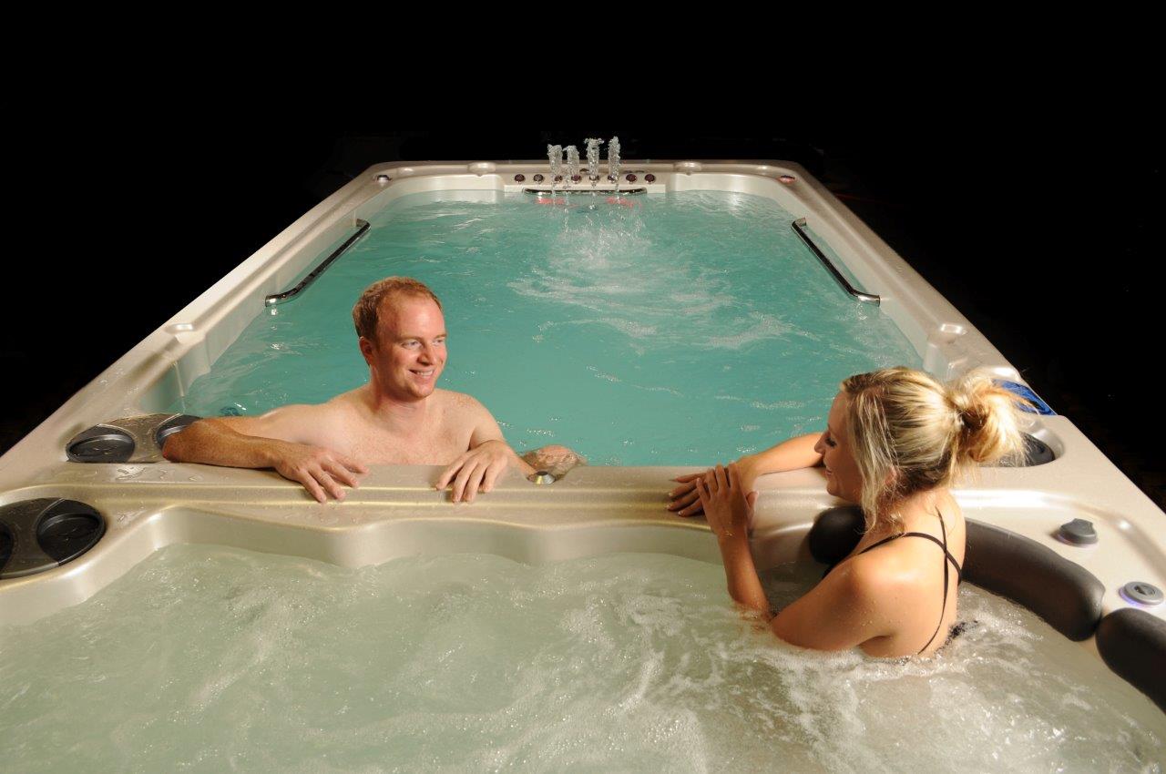 Un homme et une femme dans un spa de nage à double température