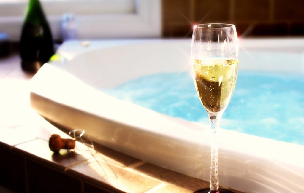verre de champagne au bord d'un spa