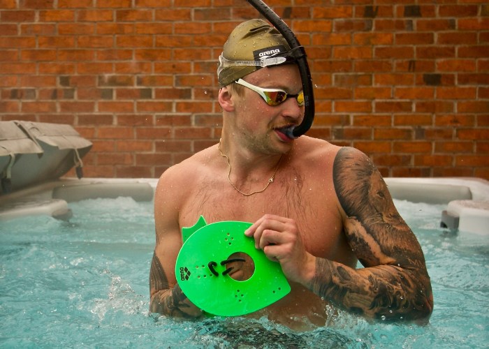 Adam Peaty Nageur avec tuba dans un spa de nage