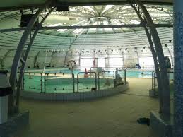 parc aquatique avec espace piscine et espace détente