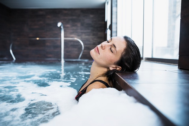 Femme qui se relaxe dans un spa