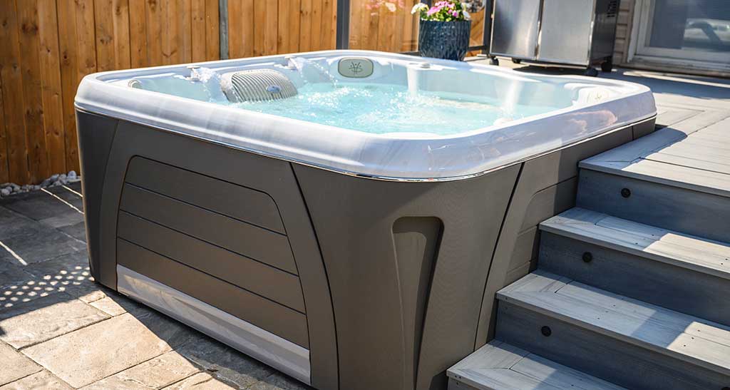 Spa S66 installé dans un jardin.