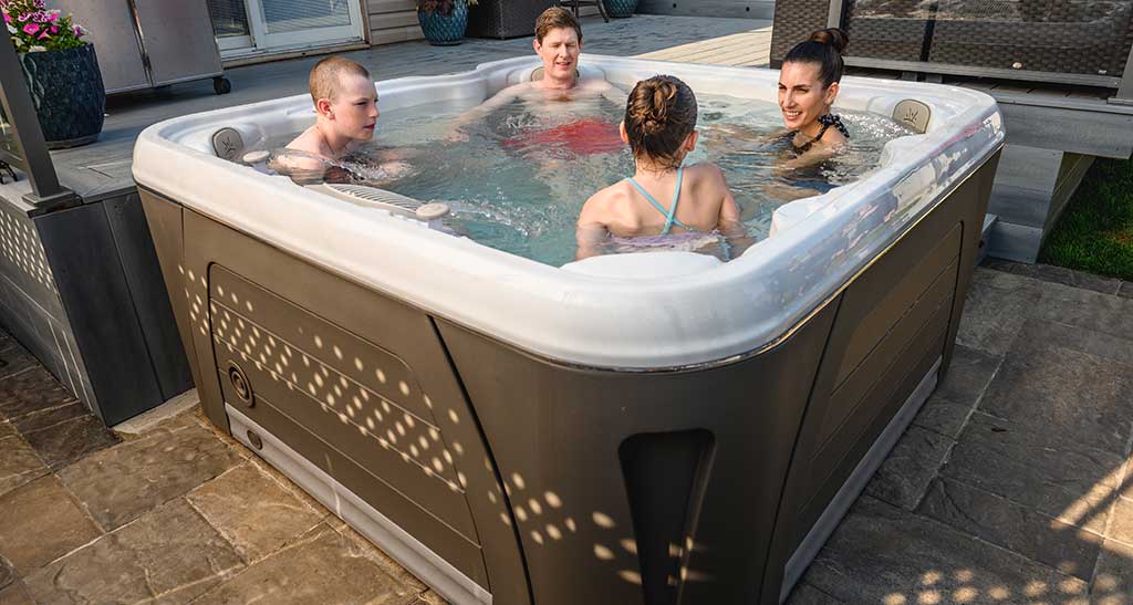 Une famille qui profite d'un spa avec le beau temps.