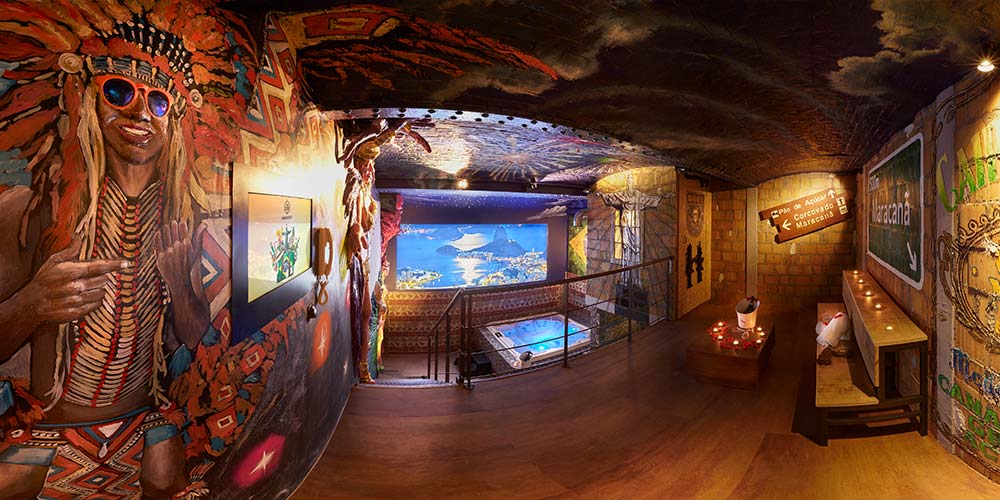 Intérieur décoré ambiance Brésil avec un grand écran et un spa