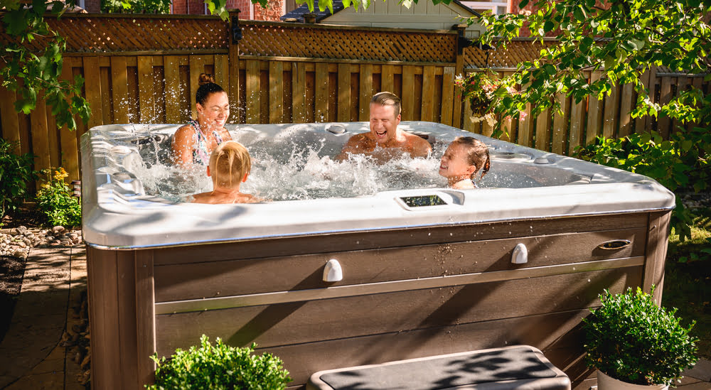 Une famille profite de son spa en été