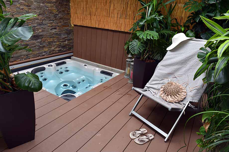 Un spa est installé dans un lieu cocooning. 