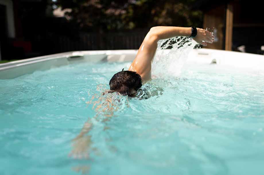 Un homme pratique le crawl dans un spa de nage
