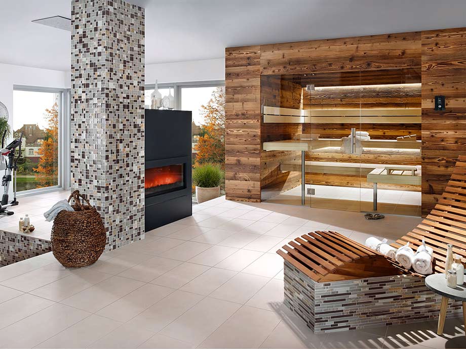 Un sauna traditionnel en bois est installé dans une pièce à vivre d'une maison. 