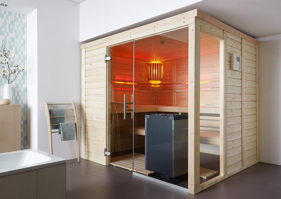 Un sauna traditionnel en bois est installé dans une salle de bain. 