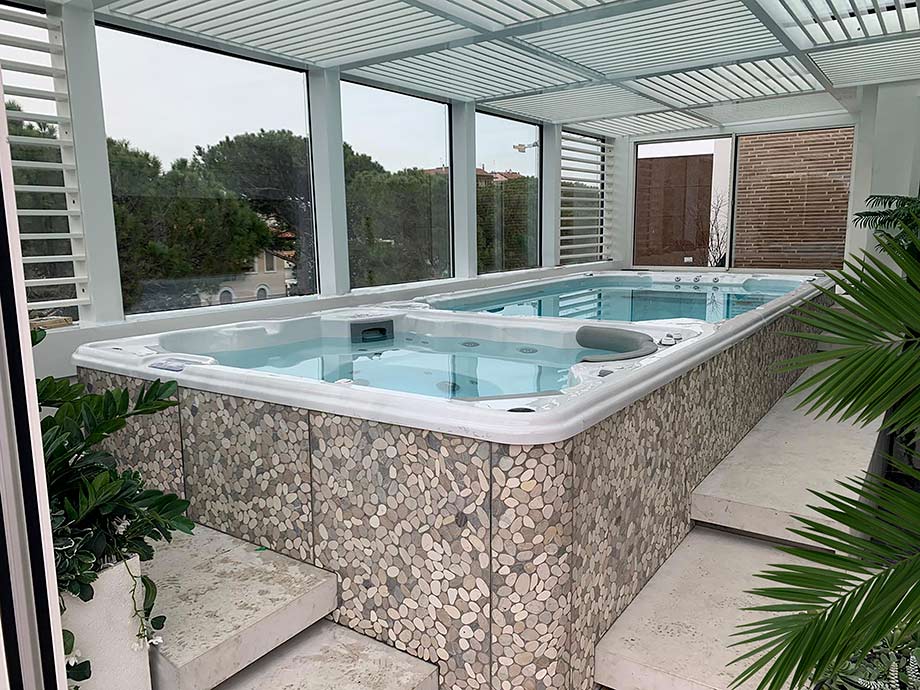 Un spa de nage double température est installé en intérieur. 
