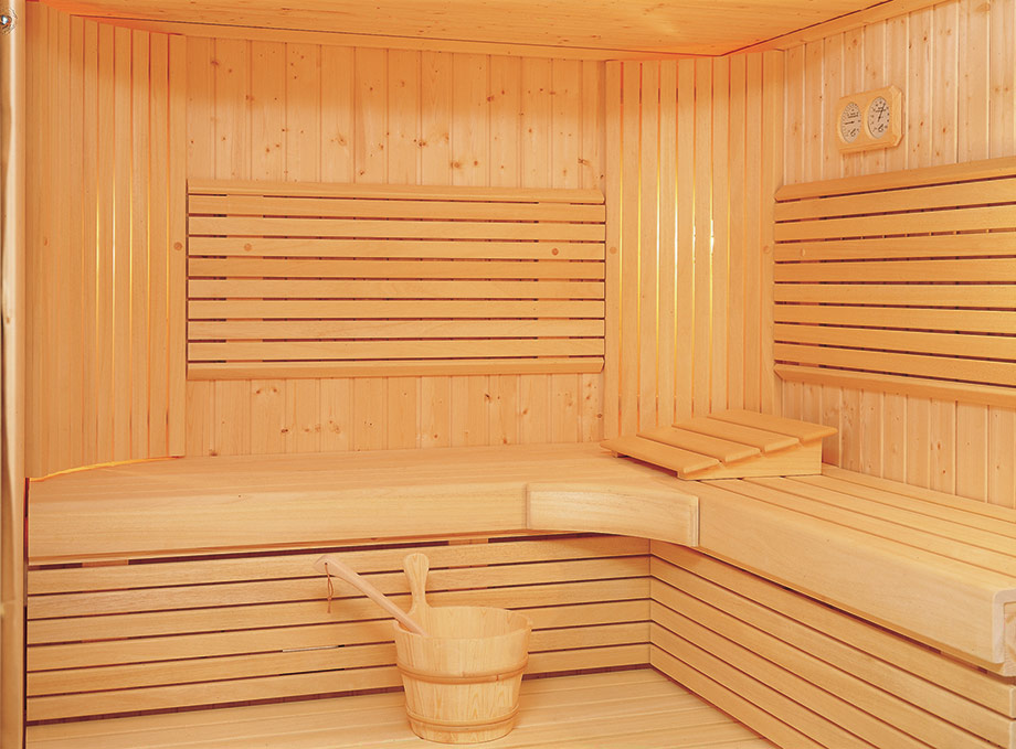 L'intérieur d'un sauna traditionnel en bois très épuré. 