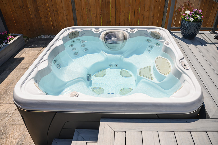 Un spa est installé sur une terrasse. A travers son eau cristalline, on peut voir tous les jets de massage. 