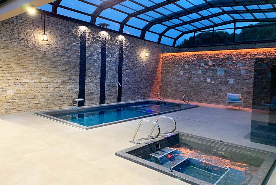 Un spa et un spa de nage sont installés côte à côte. Est-il intéressant d'installer une pompe à chaleur pour spa ou spa de nage ? 
