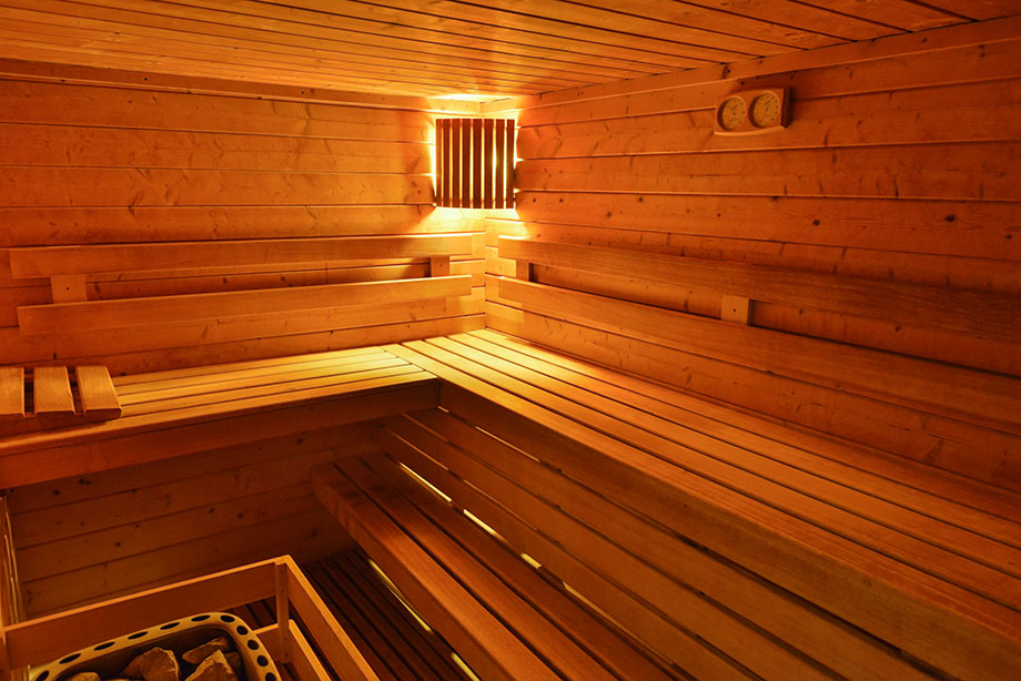Eclairage d'un sauna traditionnel avec une lumière chaude. 