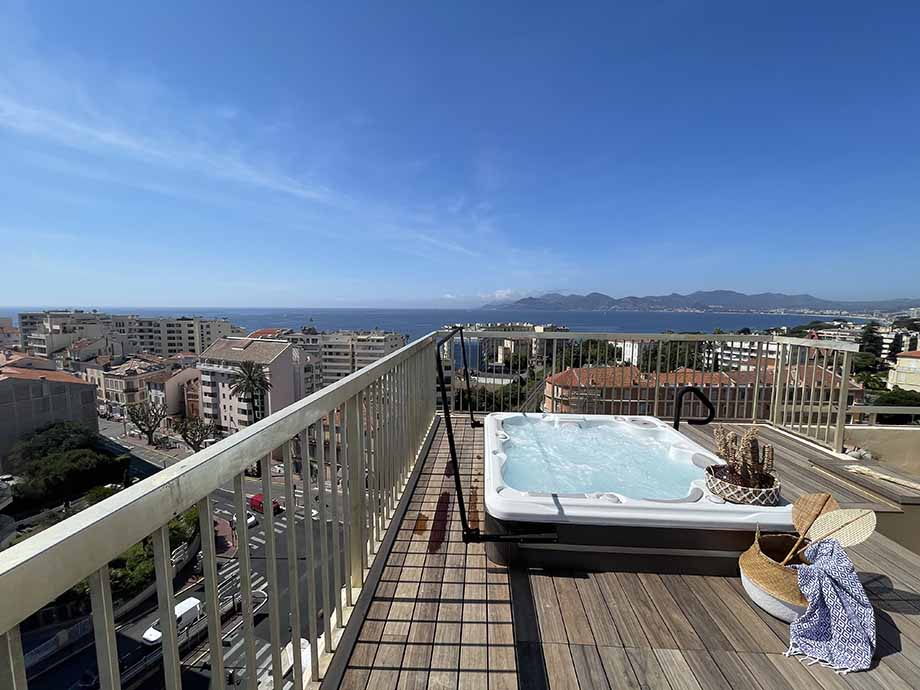 Réglementation spa : un spa est installé sur un toit-terrasse et offre une vue superbe sur la mer. 