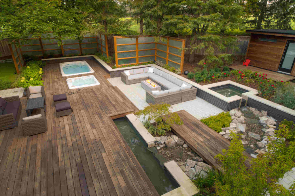 Un spa et un spa de nage sont joliment intégrés dans un jardin zen. 
