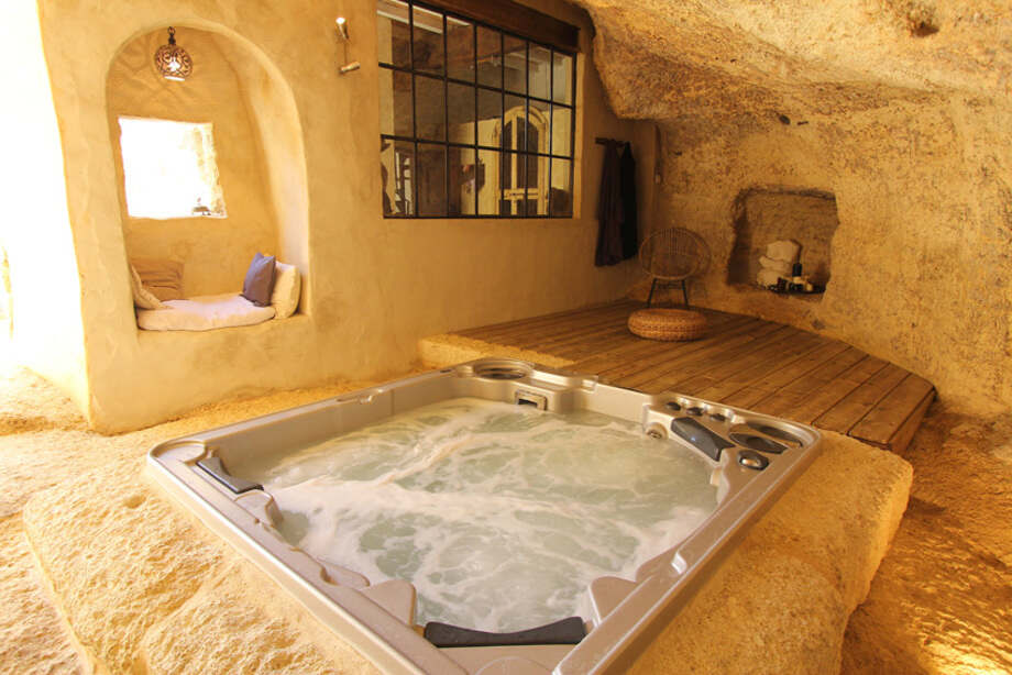 Un spa encastré est installé dans une maison troglodytique. 