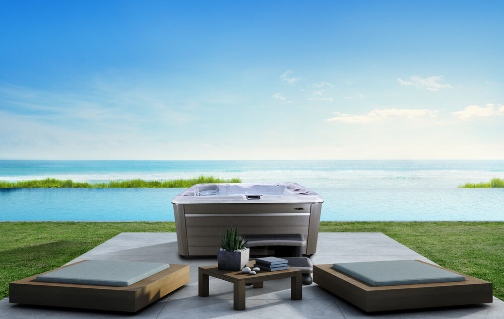 Jacuzzi® VS Clairazur : un spa portable est installé près de la mer.