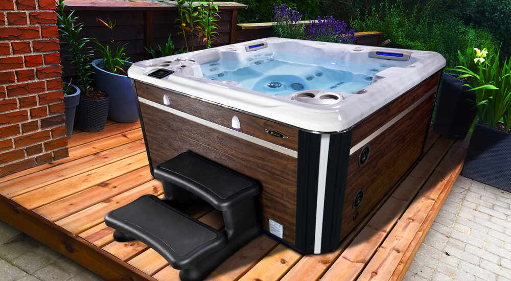 Spa en panne : quels sont les problèmes récurrents des spas ? Ici, un spa portable est installé sur une terrasse en bois.