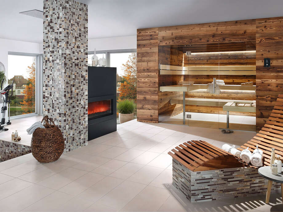 Un sauna traditionnel est installé dans une pièce de la maison. 