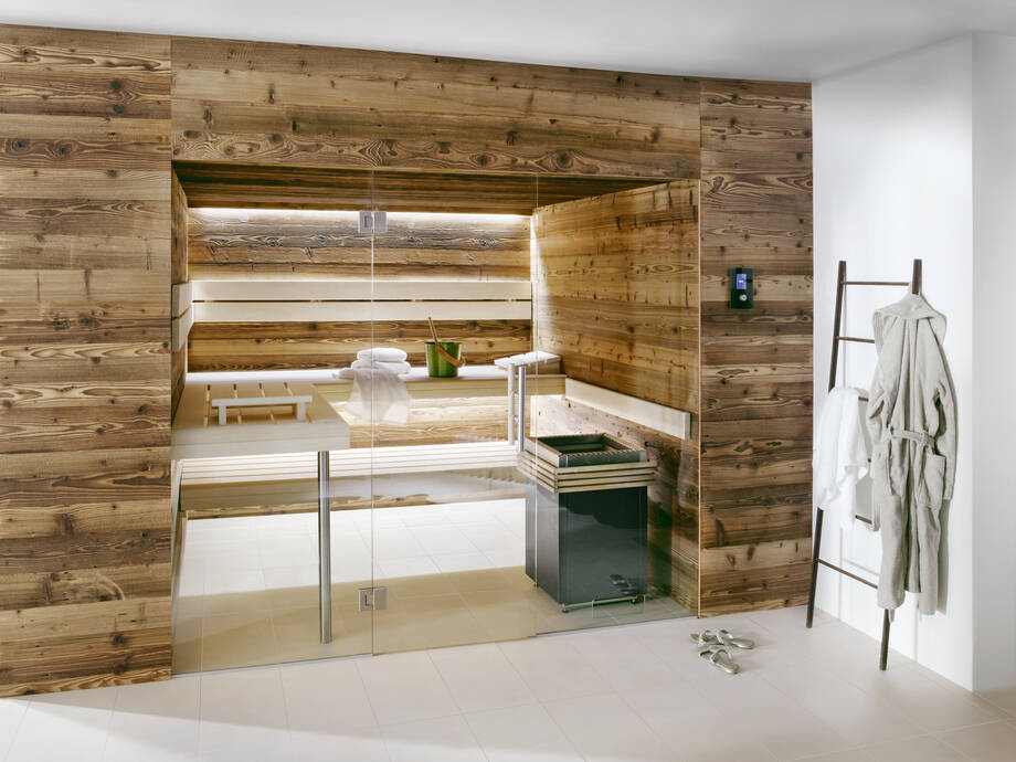 Un sauna traditionnel bois avec une grande surface vitrée 