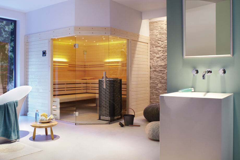 Un sauna d'angle est installé dans une salle de bain 