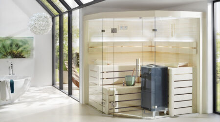 Un sauna d'angle est installé dans une grande salle de bain.