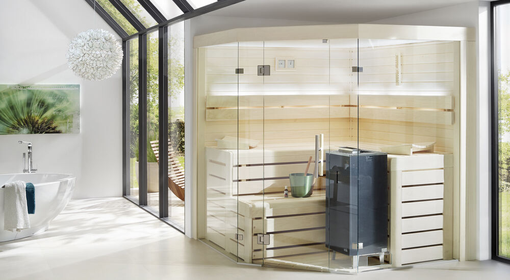 Un sauna d'angle est installé dans une grande salle de bain.