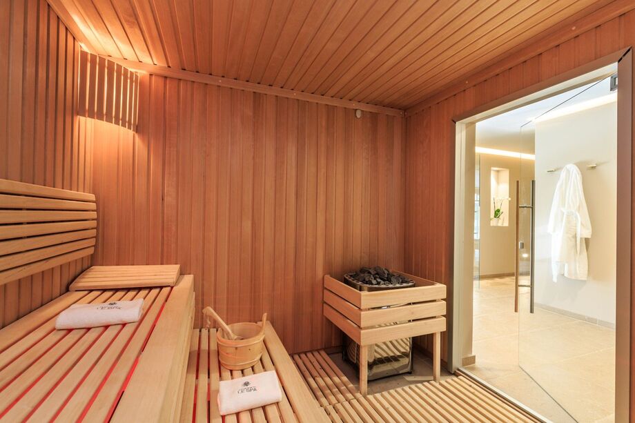 Zoom sur l'intérieur d'une cabine de sauna