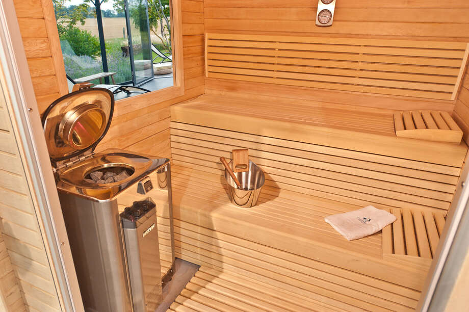 Zoom sur l'intérieur d'un sauna équipé d'un poêle électrique