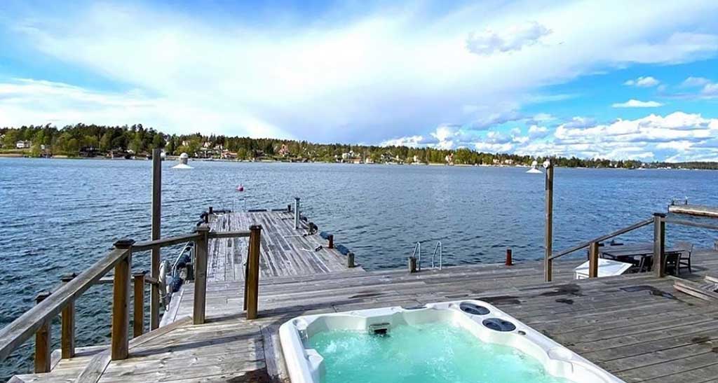 Spa encastrer dans un ponton avec vue sur un lac.