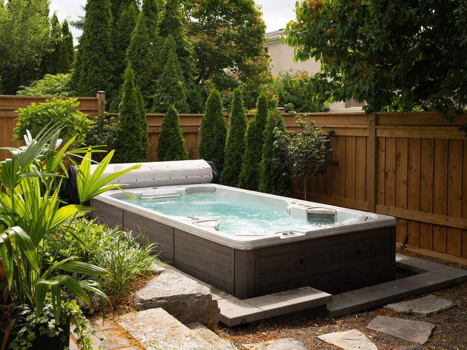 Mini piscine (spa de nage) semi enterrée dans un jardin 