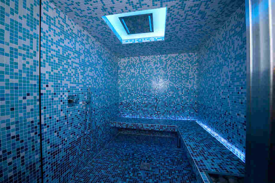 Intérieur d'un hammam recouvert de mosaïque