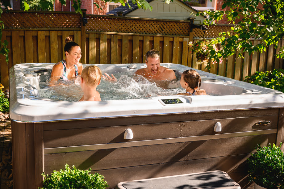 Une famille s'amuse dans un spa. 