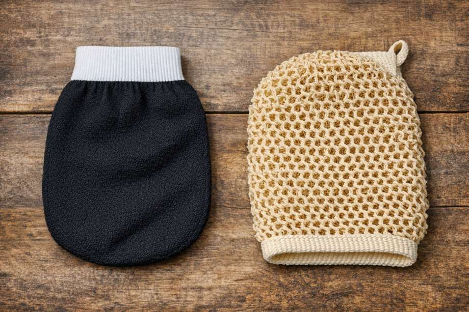 Un gant de Kessa à côté d'un gant de crin