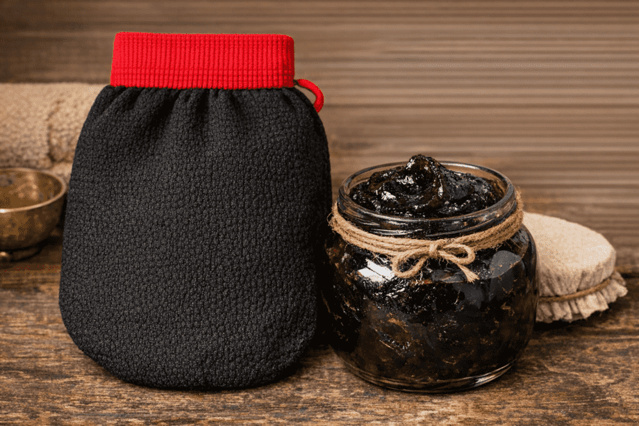 un gant de Kessa et un pot de savon noir