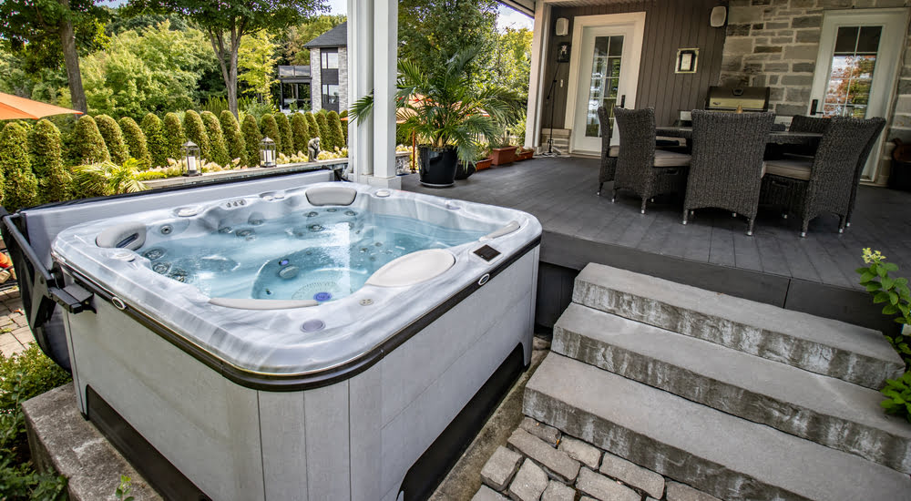 Un spa hors sol, installé dans un jardin