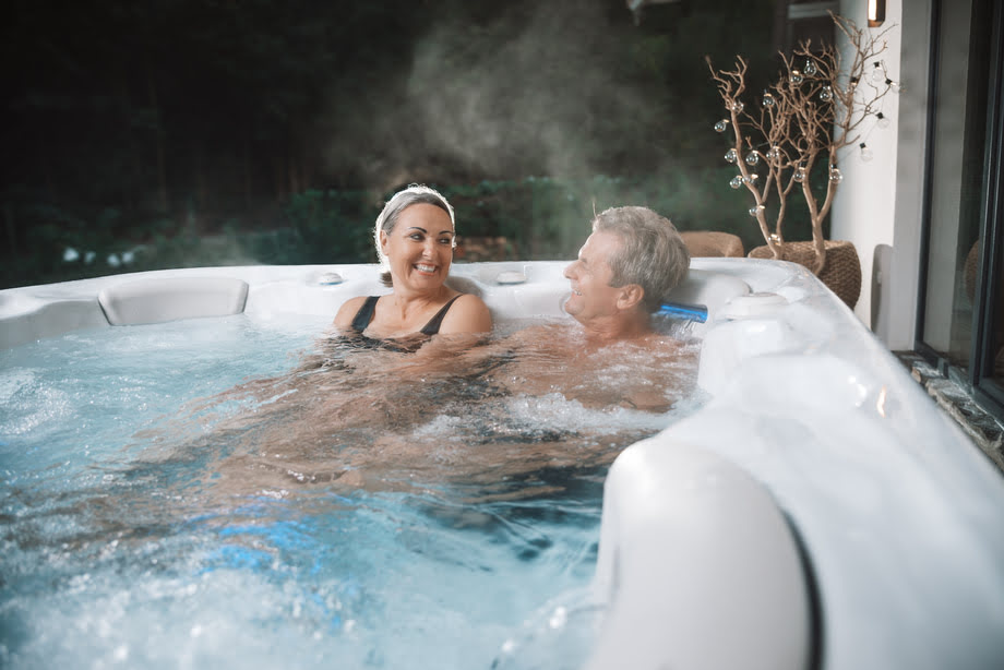 Un couple est installé dans un spa pour profiter des bienfaits de l'hydrothérapie