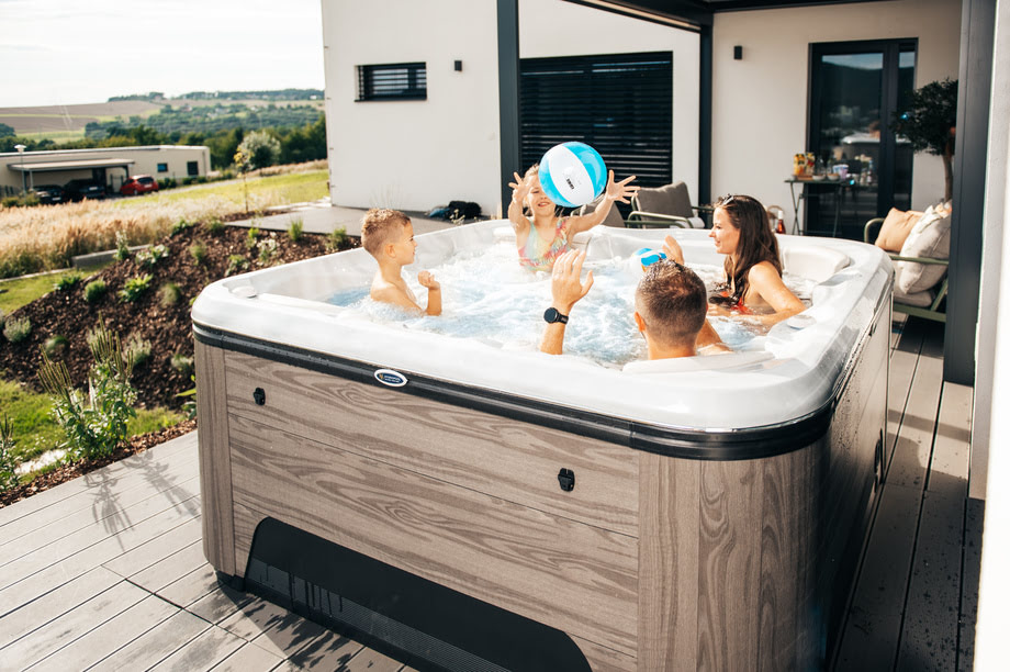 Une famille joue au ballon dans un spa hors sol